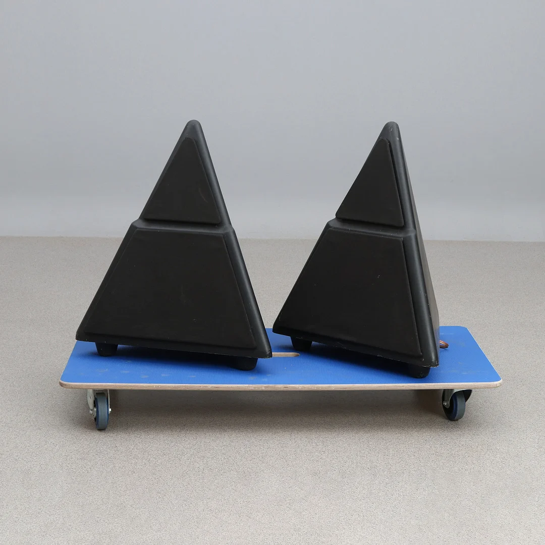 HÖGTALARE, ETT PAR. Pyramidformade. Samtida tillverkning. — Modern consumer electronics — Skånes Auktionsverk
