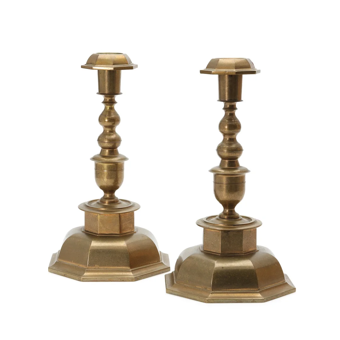 LJUSSTAKAR, ett par, malm, barock stil, 1900-tal. — Candlesticks — Auktionsmagasinet Vänersborg