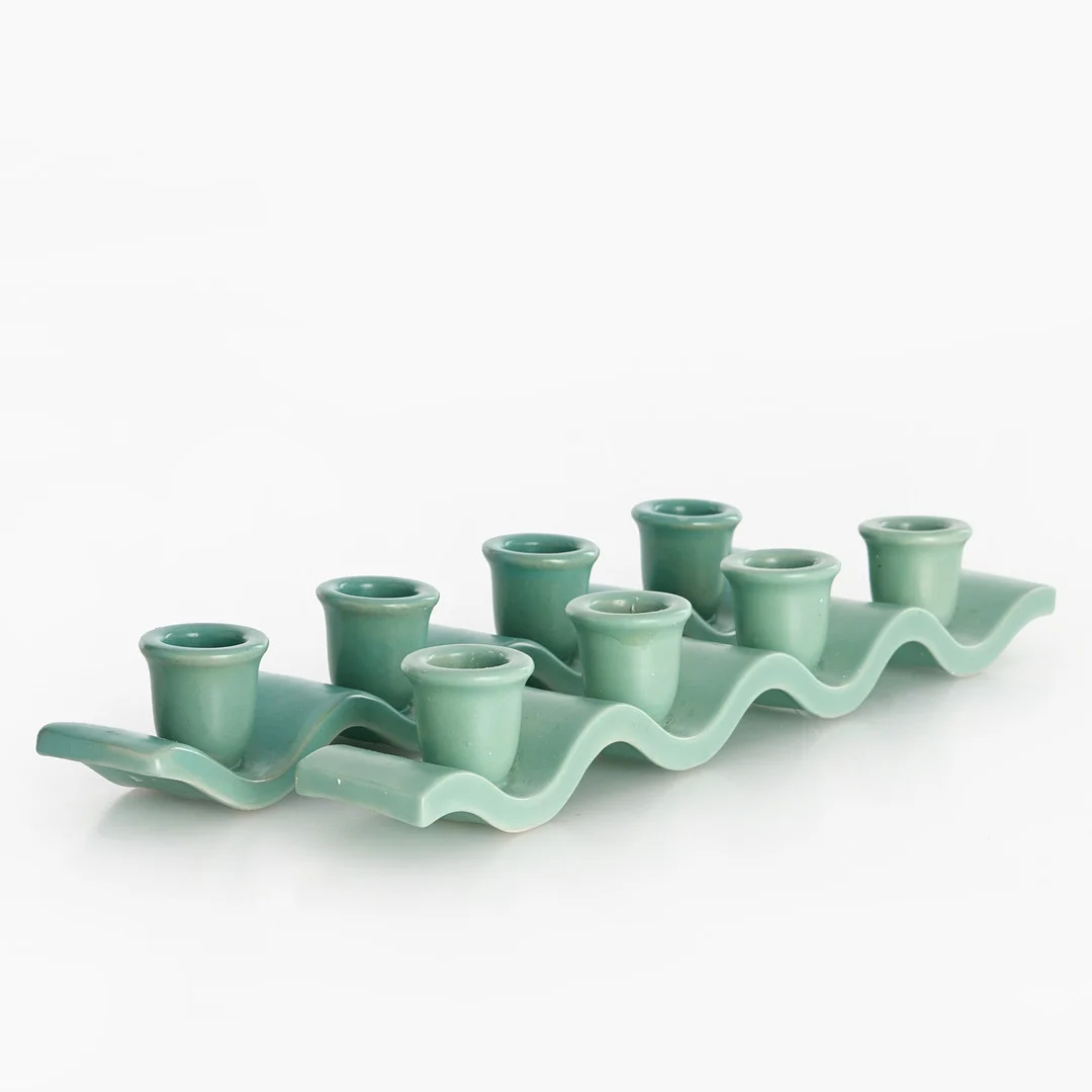 LJUSSTAKAR, 2 st, Bo Fajans, glaserad keramik, för 4 ljus. — Candlesticks — Crafoord Auktioner Stockholm