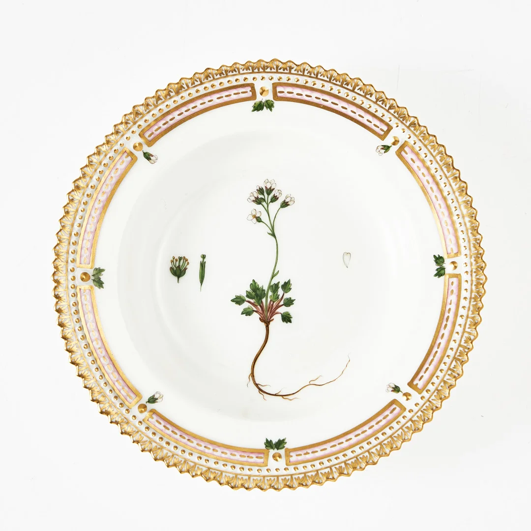 ROYAL COPENHAGEN, "Flora Danica", bärtallrik, Den Kongelige Porcelainsfabrik, Danmark 1900-tal, porslin, modellnummer 3590, polykromt målad dekor, förgyllda kanter. — European — Stockholms Auktionsverk Magasin 5
