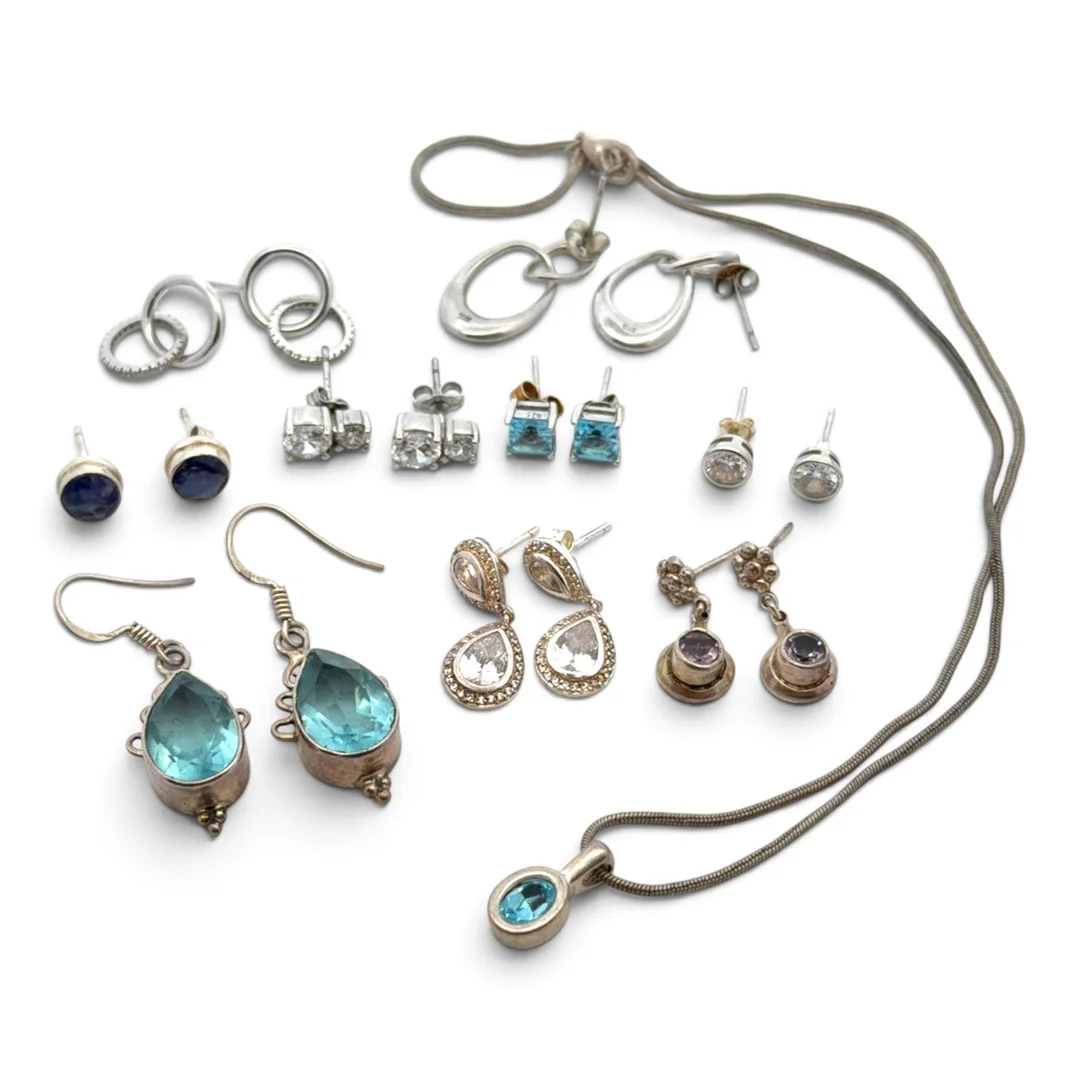 SEVERAL PAIRS OF GEMSTONE EARRINGS AND A NECKLACE. — Earrings — Griffin’s Auctioneers