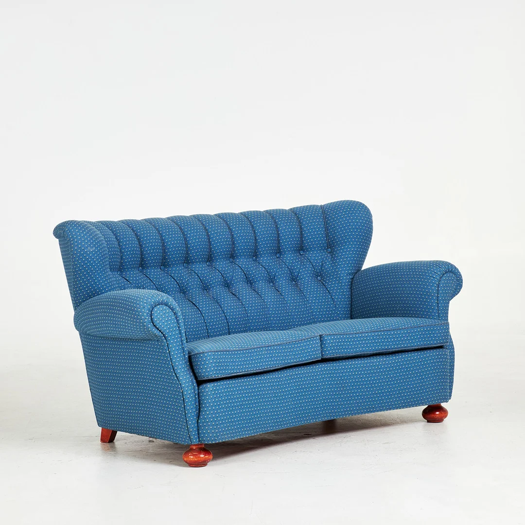 SOFFA. 1900-talets andra hälft, textilklädel, djuphäftad rygg, klottfötter. — Sofas & Seatings — Stockholms Auktionsverk Sickla