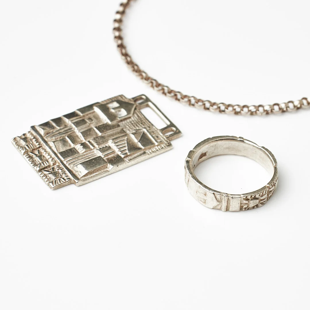 SILVERSMEDERNA IBE DAHLQUIST & OLOV BARVE, hänge, ring, kedja, silver/sterlingsilver, Visby (årsindex saknas). — Brooches & Pendants — Stockholms Auktionsverk Magasin 5