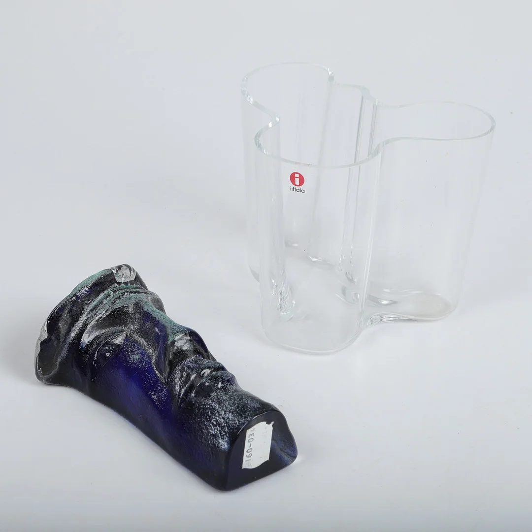 SKULPTUR SAMT VAS, glas, Johansfors samt Iittala. — Art glass — Helsingborgs Auktionskammare