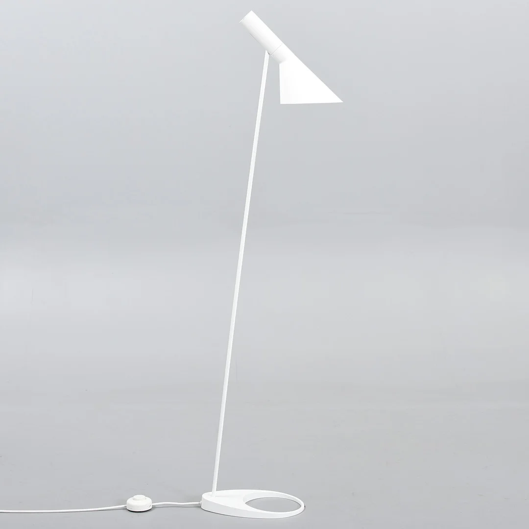 ARNE JACOBSEN. AJ-gulvlampe, for Louis Poulsen, hvidlakeret metal, etiketmærket. — Floor lights — Sørensen Auktioner