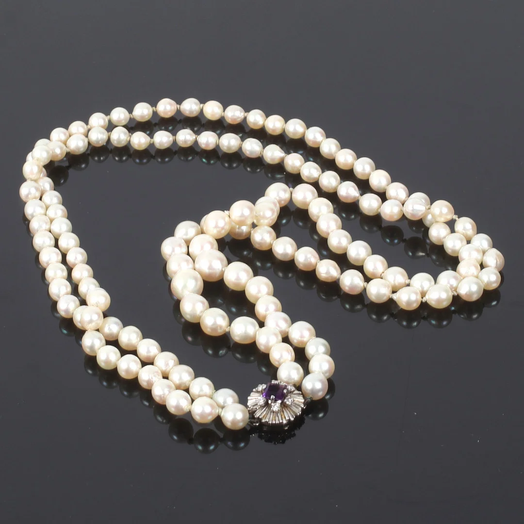 PÄRLCOLLIER, lås 14k guld, med 6 briljanter tot. 0,06 Ct. och lila ametist, samt dubbla rader odlade pärlor. 1900-tal. — Necklace — Stadsauktion Sundsvall