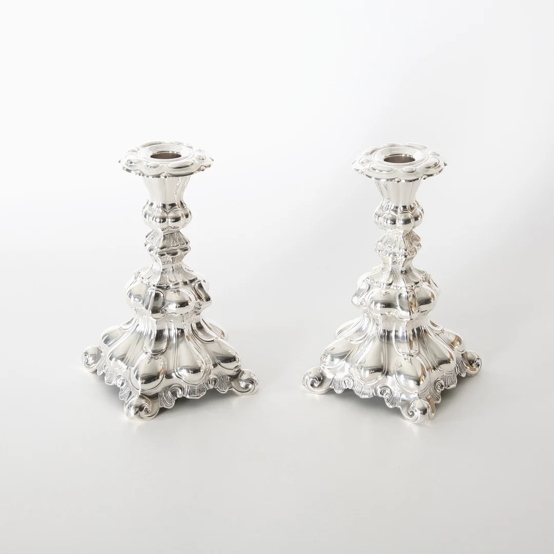 LJUSSTAKAR, 1 par, 1700-talsmodell, nysilver. 1900-tal. — Silver plated — Auktionsverket Engelholm