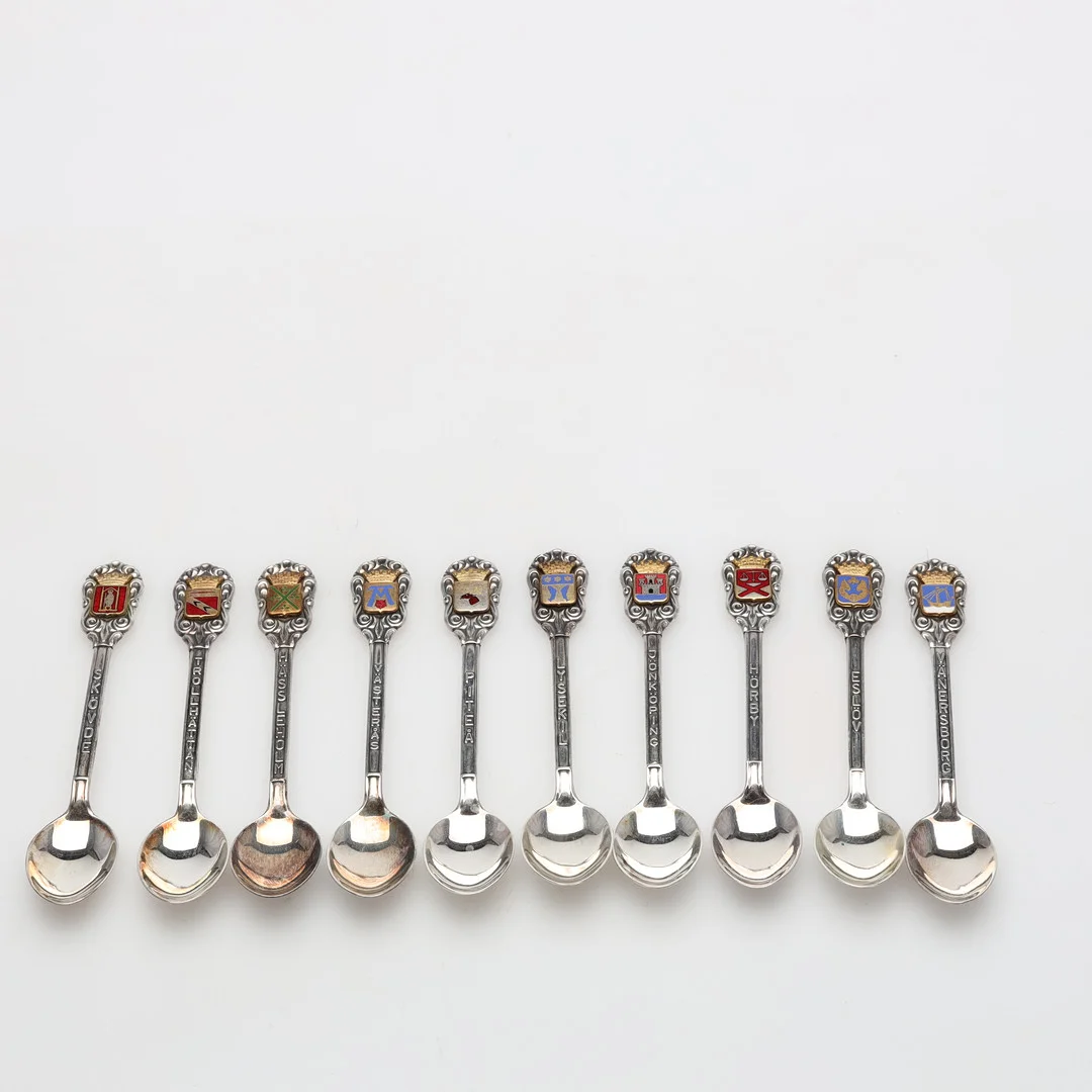 KAFFESKEDAR 10 stycken med emalj, silver bruttovikt ca 128 gram. — Silver — Höörs Auktionshall