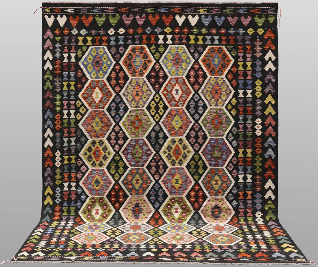 MATTA. Kelim klassisk design, 295 x 208 cm. — Oriental Carpets & Textiles — Södermanlands Auktionsverk