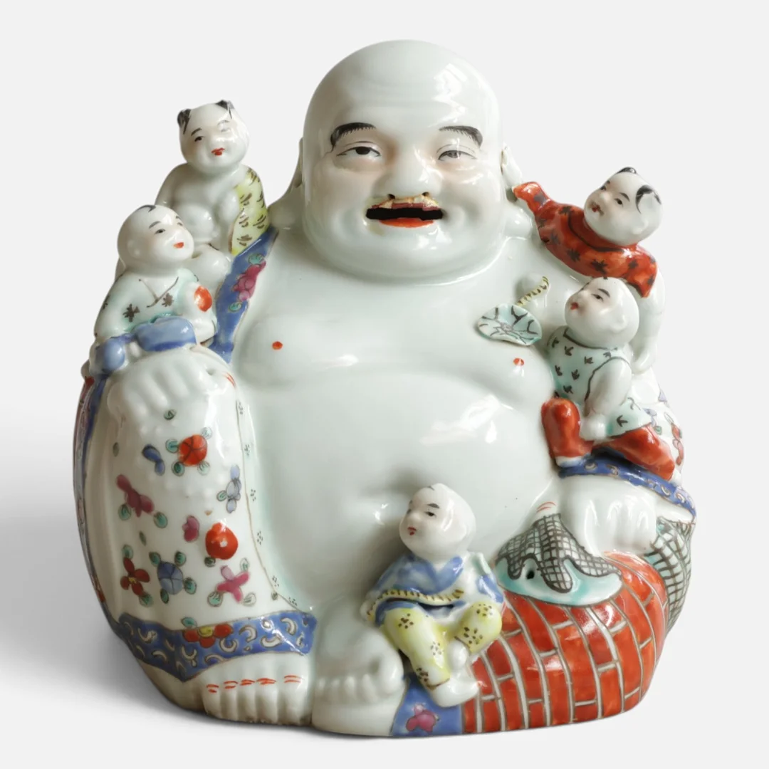 "Buddha med børn" / "Buddha with children", glaseret og dekoreret porcelæn. Kina, 20. årh. — Ceramics & Porcelain — Woxholt Auktionshus