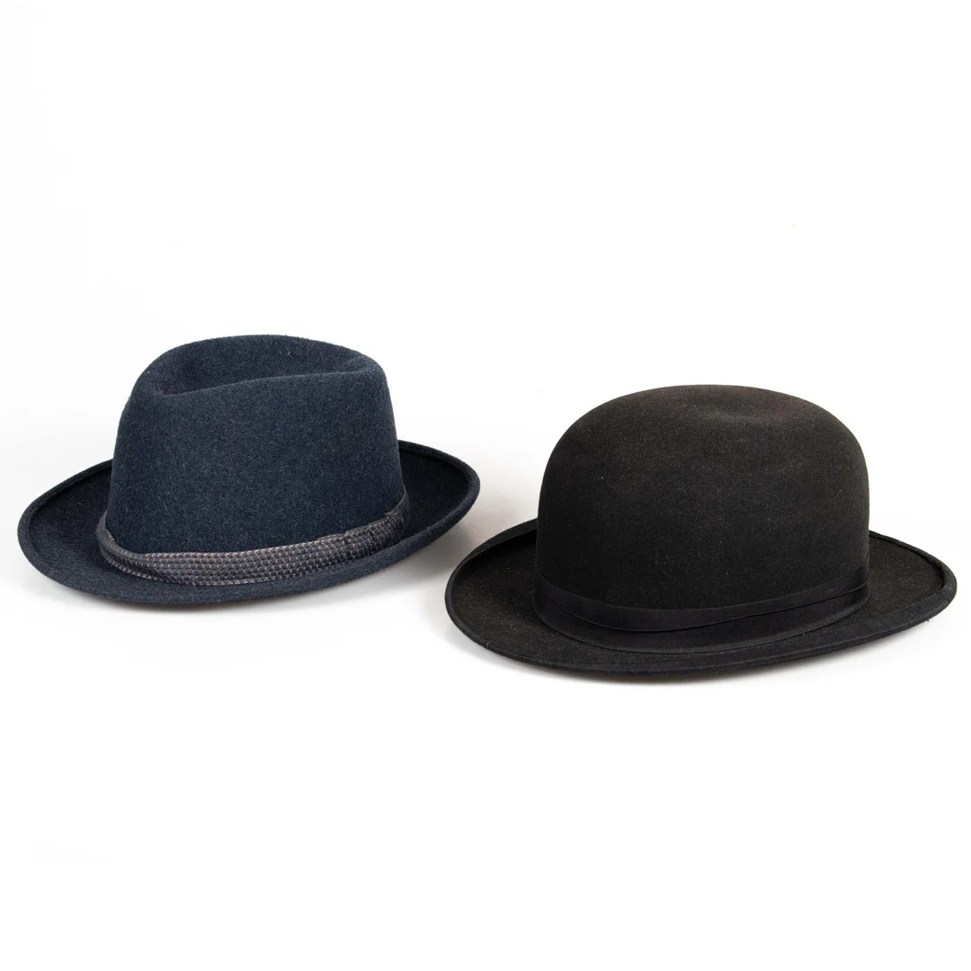 HATTAR. 2 st, plommonstop (bowlerhatt), Melrose & Co London och filthatt, Stilkläder Kristianstad. — Vintage & Designer Fashion — Laholms Auktionskammare
