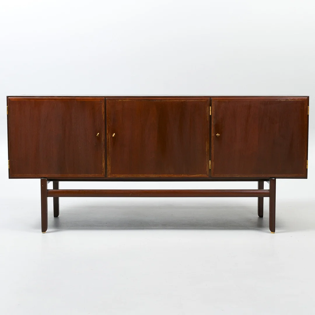 OLE WANSCHER. P. Jeppesen. Lav "Rungstedlund" skænk af mahogni. — Cupboards, Cabinets & Shelves — Sørensen Auktioner