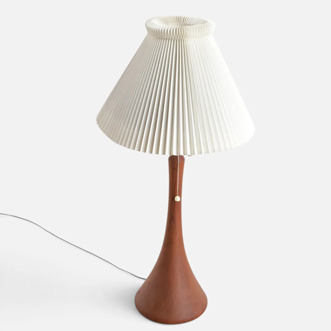 Bordlampe af massiv teak, konisk form. Danmark, 1960'erne. — Table Lamps — Woxholt Auktionshus