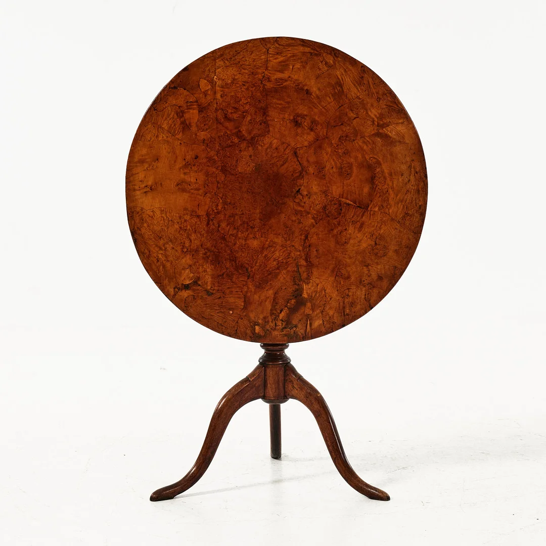 FÄLLBORD, 1800-talets början, bordsskivan fanérad i björk o björkrot, tredelad pelarfot. — Tables — Stockholms Auktionsverk Magasin 5
