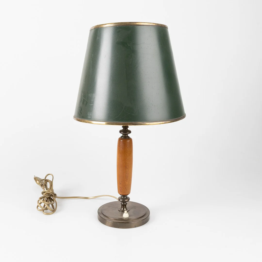 HARALD NOTINI. Bordslampa, modell 15558, mässing med pelare av polerad mahogny, grönlackerad justerbar skärm i metall, Arvid Böhlmarks Lampfabrik, Sverige 1950-tal. — Table Lamps — Stockholms Auktionsverk Helsingborg