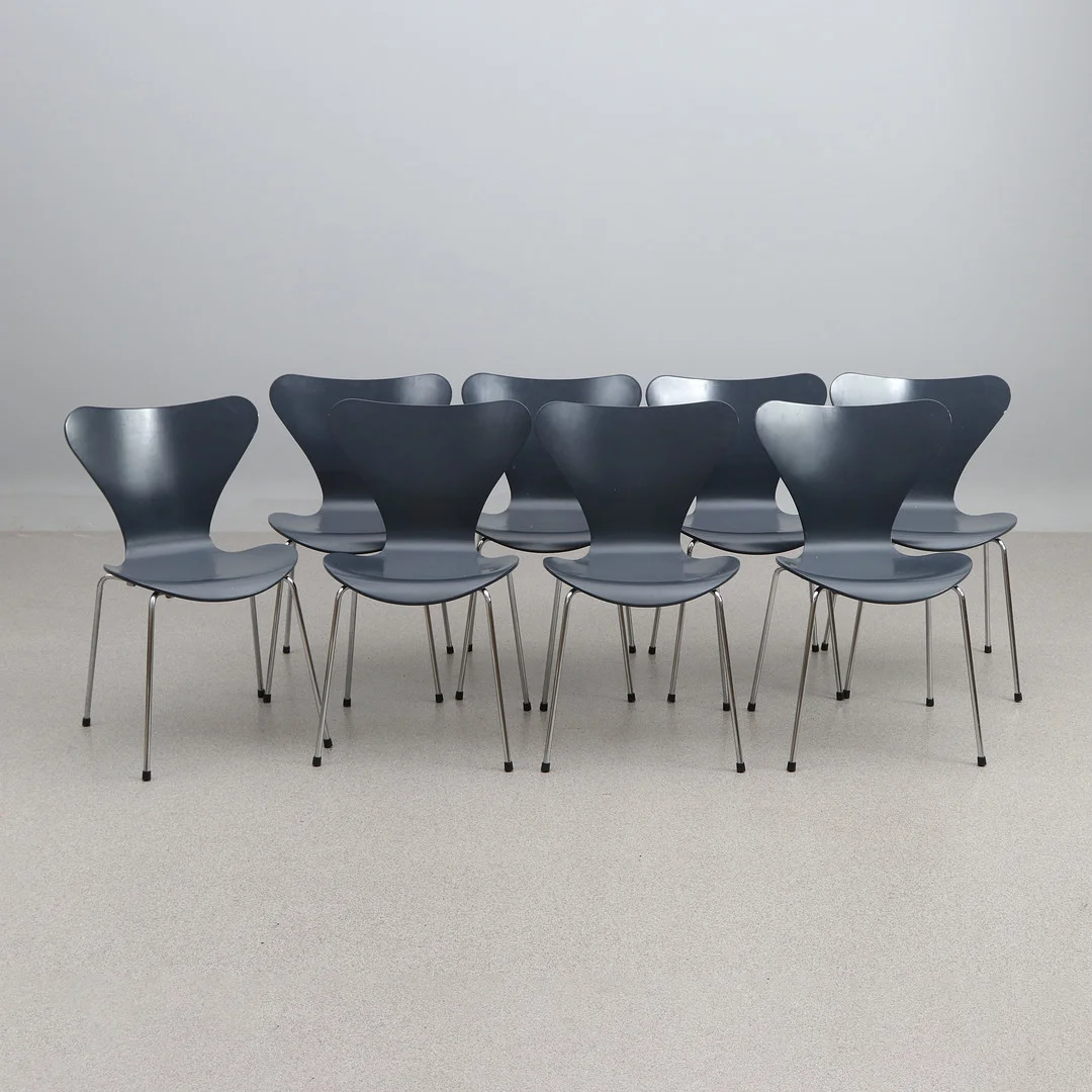 ARNE JACOBSEN. STOLAR, ÅTTA ST. Lackerat skiktlimmat trä med metallben, Fritz Hansen, Danmark. — Armchairs & Chairs — Skånes Auktionsverk