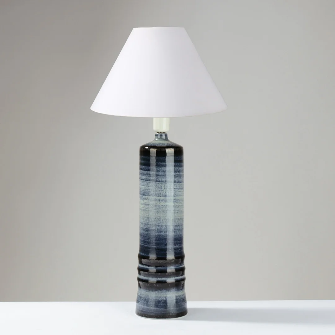 OLLE ALBERIUS (1926–1993). Bordlampe af blåglaseret keramik, "Bamboo", modelnr. 8287, Rörstrand, Sverige, 1960'erne. — Table Lamps — Palsgaard Kunstauktioner