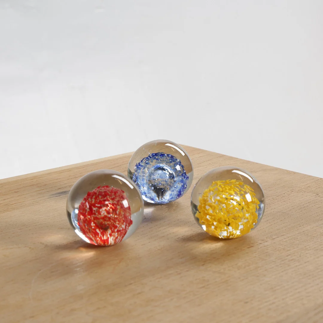 TORBEN JØRGENSEN. Tre kugler af klart og farvet glas. Udført hos Holmegaard Glasværk, Danmark. (3). — Art glass — Woxholt Auktionshus
