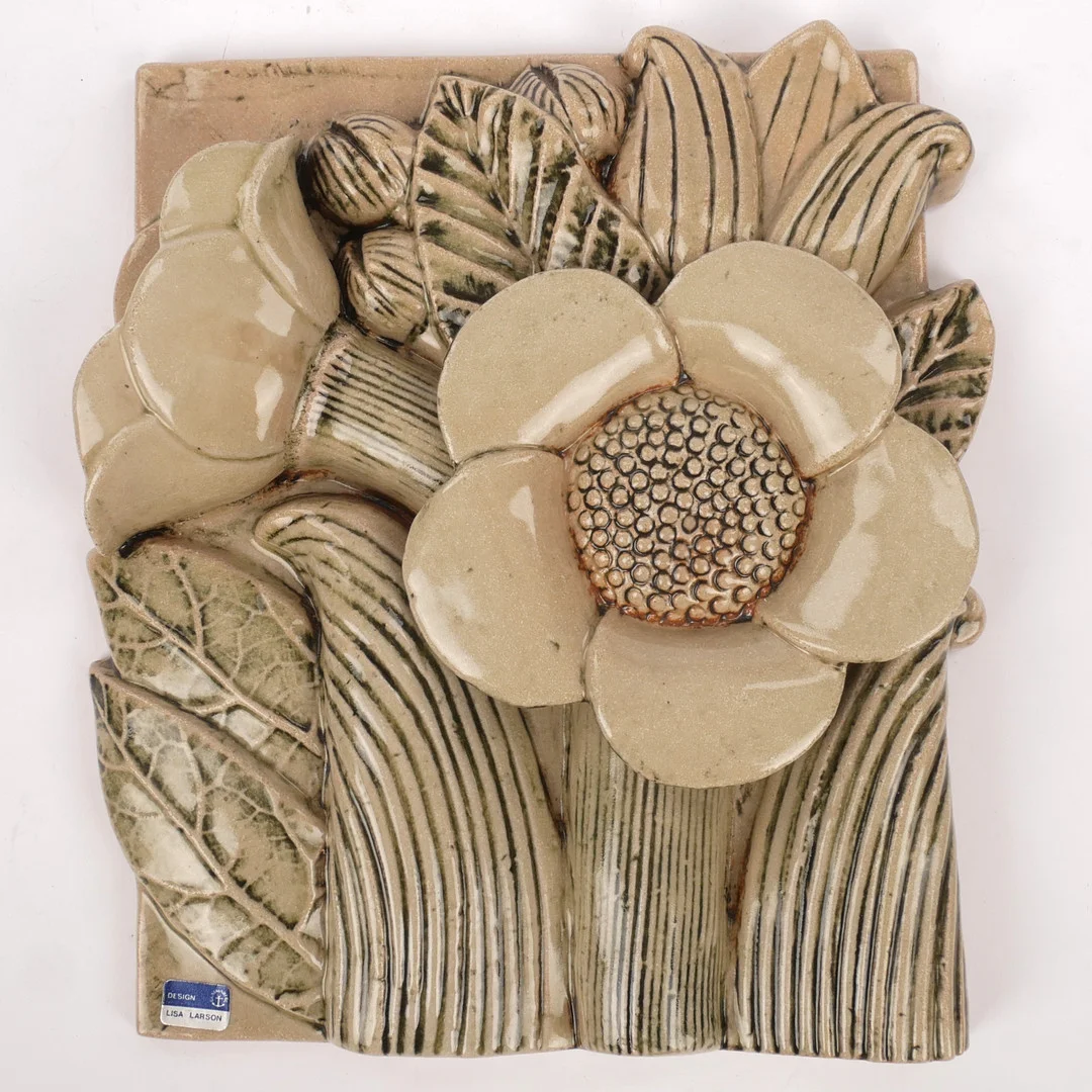 LISA LARSON. Väggrelief, "Flora", stengods, Gustavsbergs Studio, signerad och etikettmärkt. — European — Auktionsfirma Kenneth Svensson i Kalmar