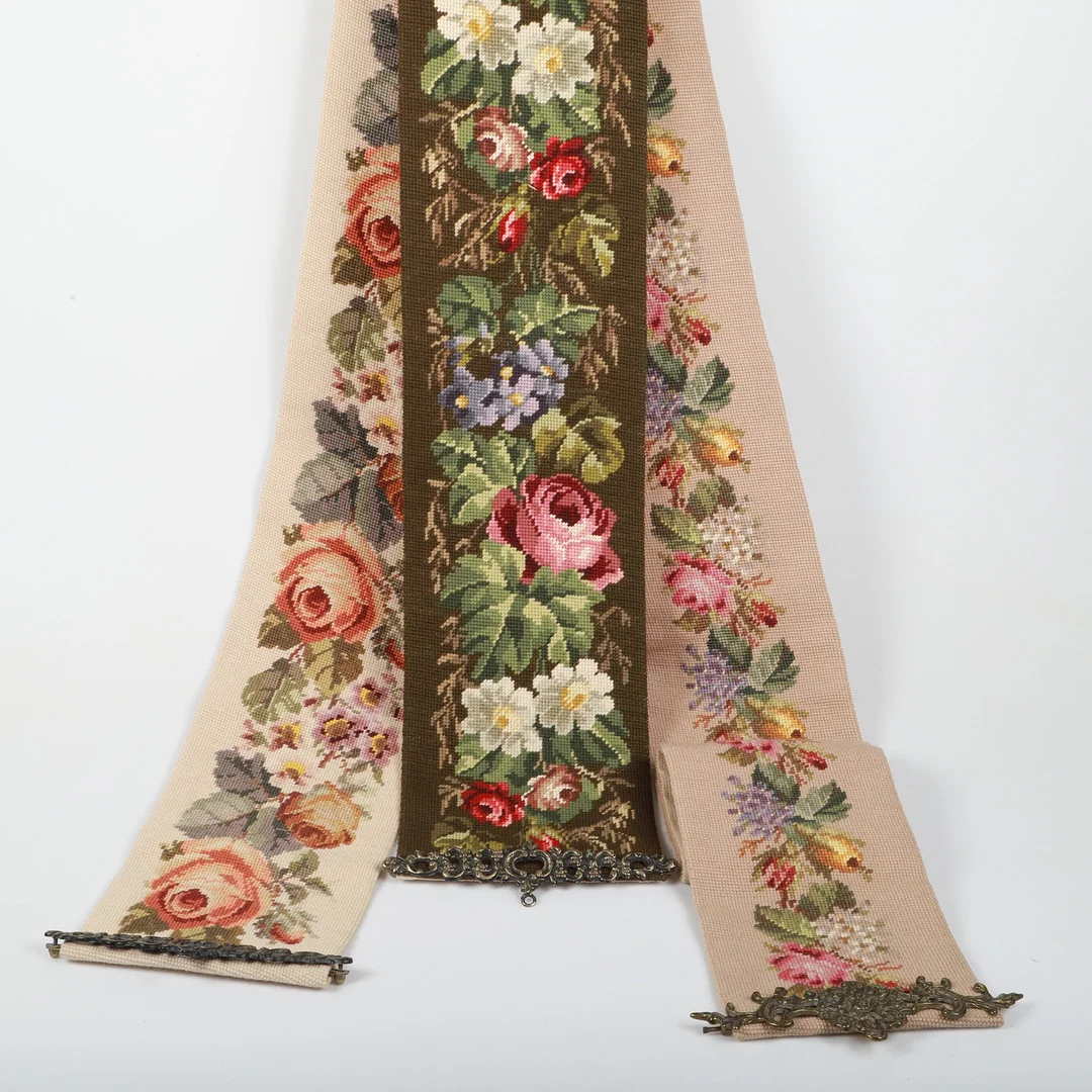 VÄGGBONADER, 3 stycken, broderade, 1900-tal. — Textiles — Helsingborgs Auktionskammare