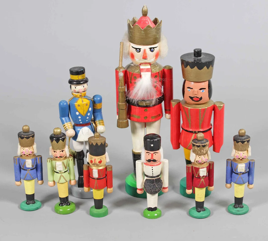 KONVOLUT MINIATUR NUSSKNACKER, Erzgebirge. — Other — Auktionshaus Bossard