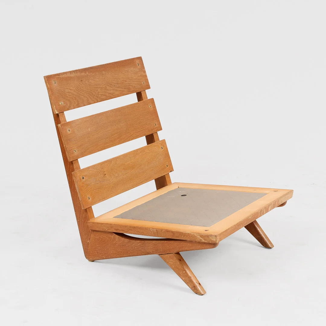GEORG THAMS. Lænestol af fineret og massivt egetræ, hynder betrukket med brun uld, Vejen Polstermøbelfabrik, Danmark, formgivet 1964. — Armchairs & Chairs — Palsgaard Kunstauktioner