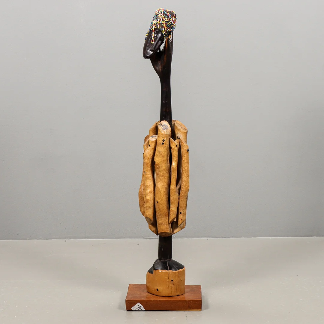 SKULPTUR trä, Afrika, signerad. — African tribal art — Karlstad Hammarö Auktionsverk