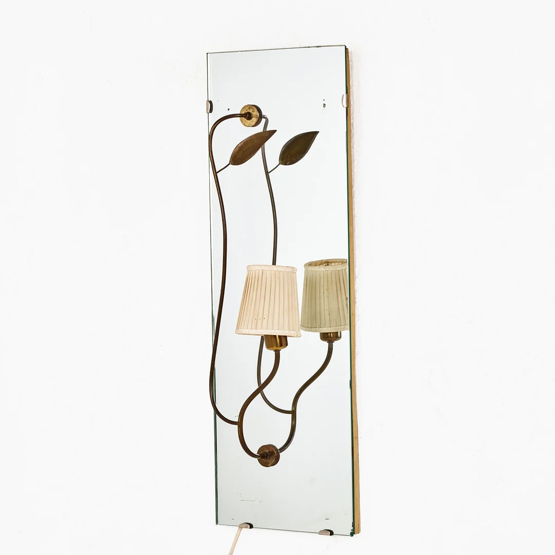 SPEGELLAMPETT, 1940/50-tal, Swedish Modern, armatur i mässing med lövdekor, en ljuspunkt. — Wall Lights — Stockholms Auktionsverk Magasin 5