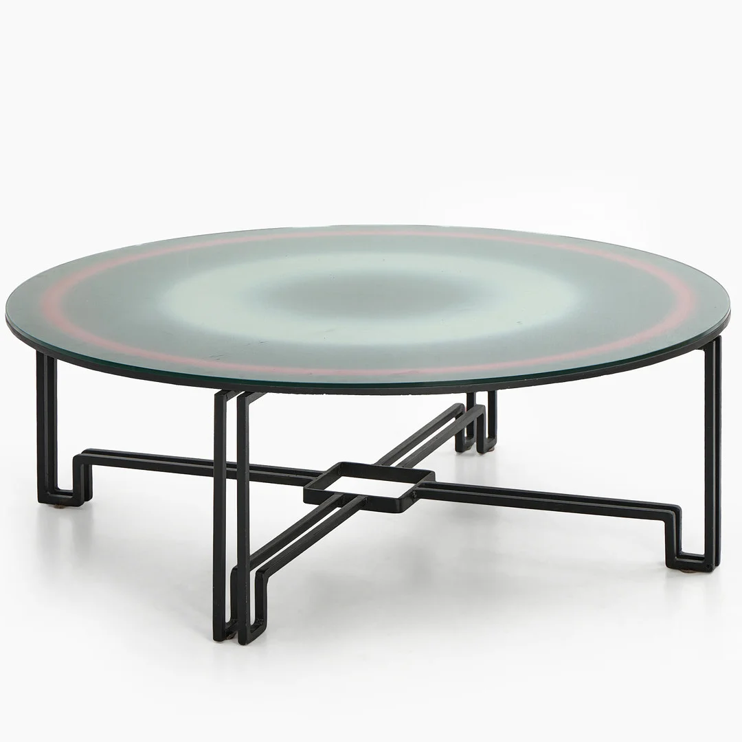 NILS OLOF HEDENSKOG & YVONNE LEFF. Soffbord, spraylackerad skiva med dekor av cirklar, ovanpåliggande glasskiva, underrede i svartlackerat järn. — Tables — Crafoord Auktioner Stockholm