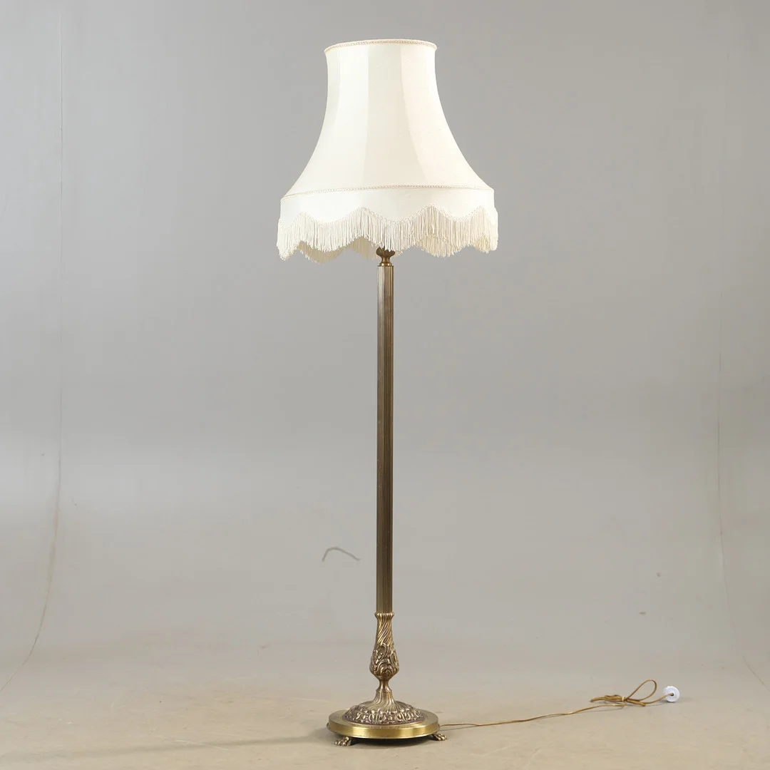GOLVLAMPA, mässing, 1900-talets andra hälft. — Floor lights — Helsingborgs Auktionskammare
