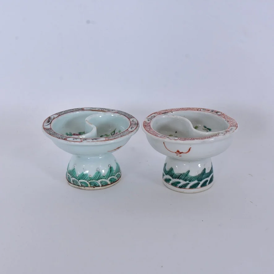 OFFERSKÅLAR, 1 par, så kallade stem cups. — Ceramics & Porcelain — Halmstads Auktionskammare