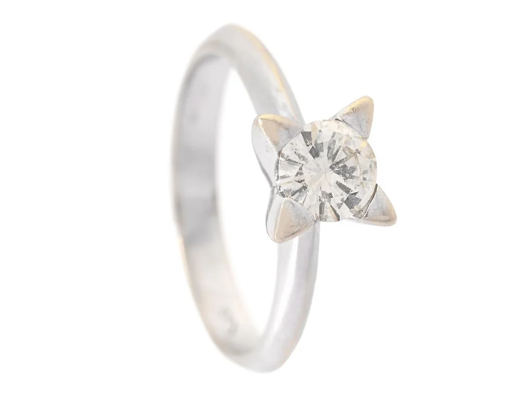 ENSTENSRING, 18K vitguld, briljantslipad diamant ca 0,50 ct ca Ca(M)/SI2, stl 17 mm, vikt 4,3 g. — Smycken/Enstensring — Kaplans