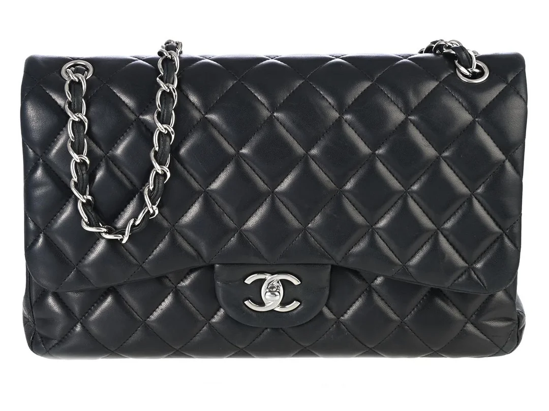 CHANEL, VÄSKA, Jumbo Double Flap Bag, svart quiltat lammskinn, silverfärgade beslag, 30x17x9 cm, hologrammärkt 15977613, år 2011, fläck på flap, slitage hörn. Good Condition. — Accessoarer/Väskor — Kaplans