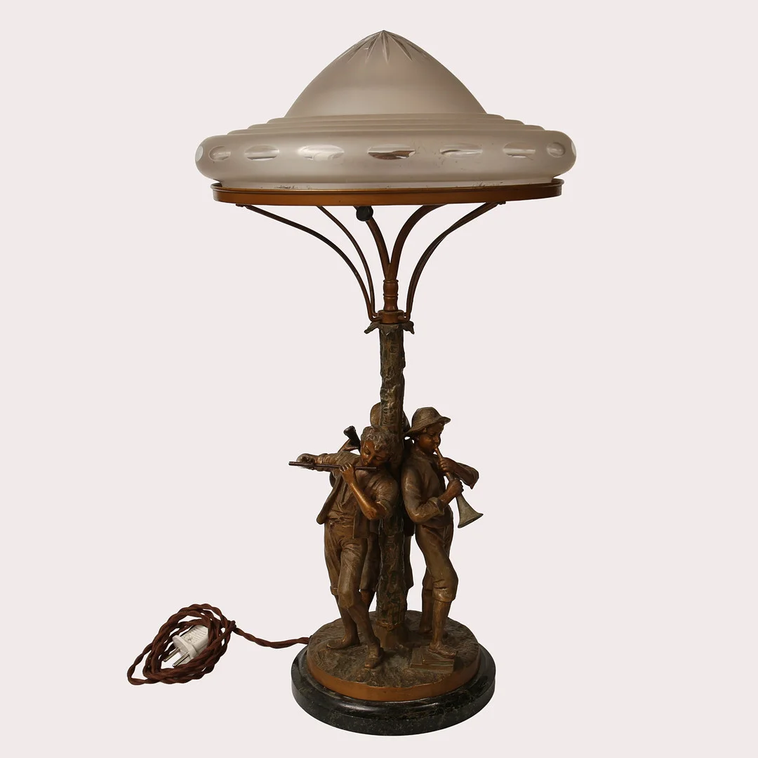 BORDSLAMPA med musikanter, bronserad metall på stensockel och glaskupa, omkring 1900- talets första kvartal. — Table Lamps — Limhamns Auktionsbyrå