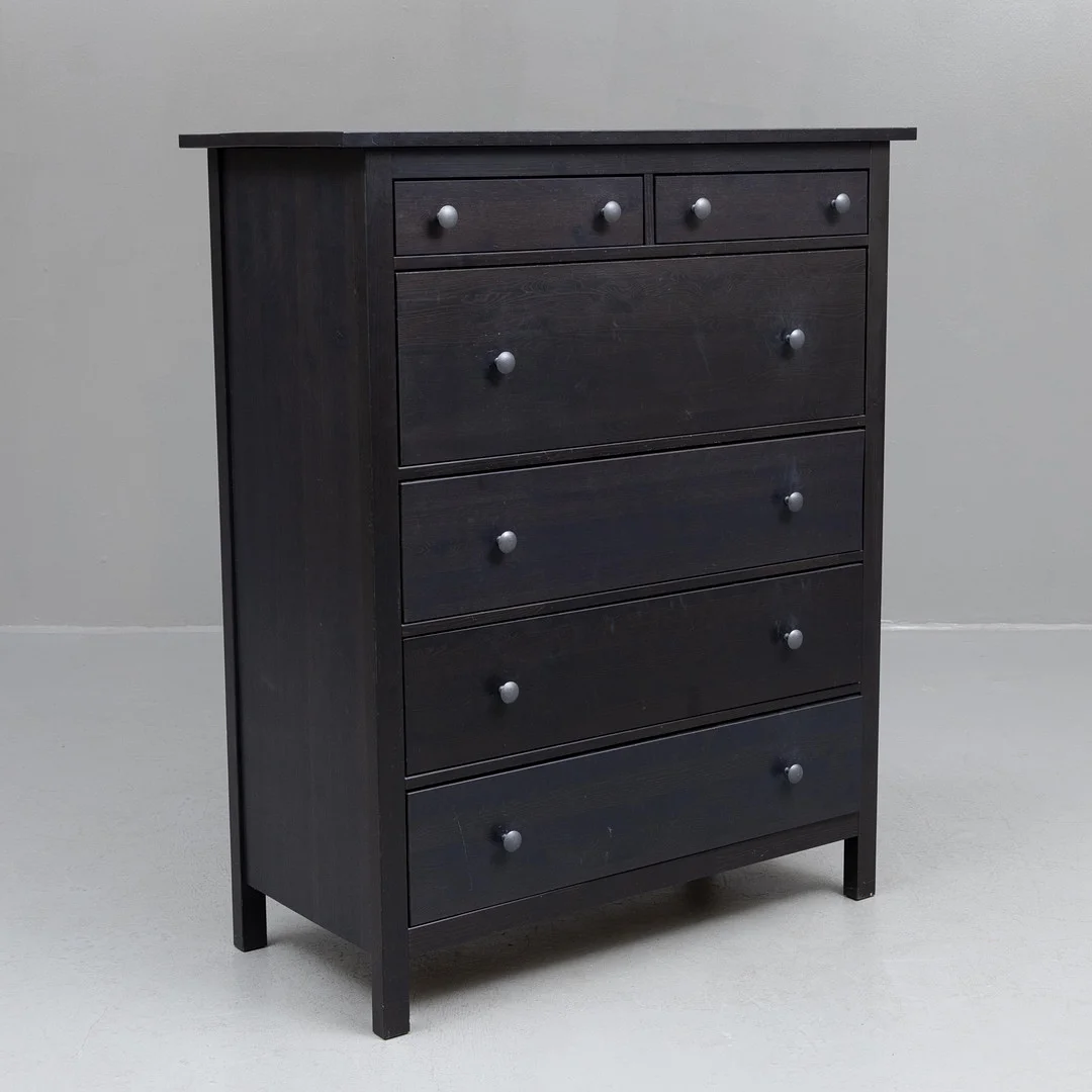 BYRÅ, svartlackerad, av nyare datum. — Chests of drawers — Garpenhus Auktioner