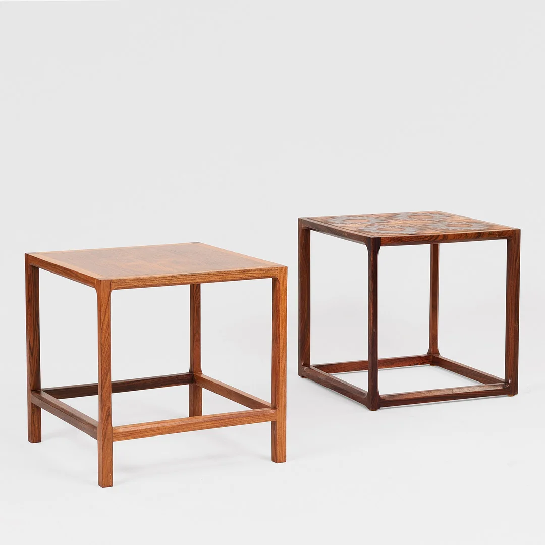 AKSEL KJERSGAARD. TILSKREVET. To kvadratiske sideborde af palisander, ene bord med top ilagt glaserede fliser, Danmark, ca. 1960'erne, (2). — Tables — Palsgaard Kunstauktioner