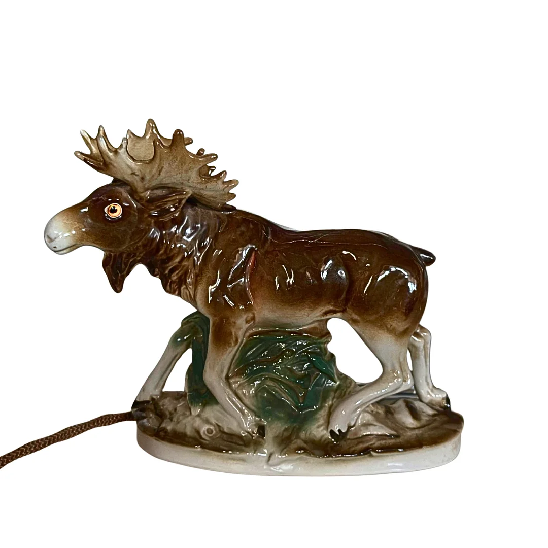 RAUCHVERZEHRER - ELCHFIGUR AUS PORZELLAN. — European — Auktionshaus Stuber's Hammerschlag