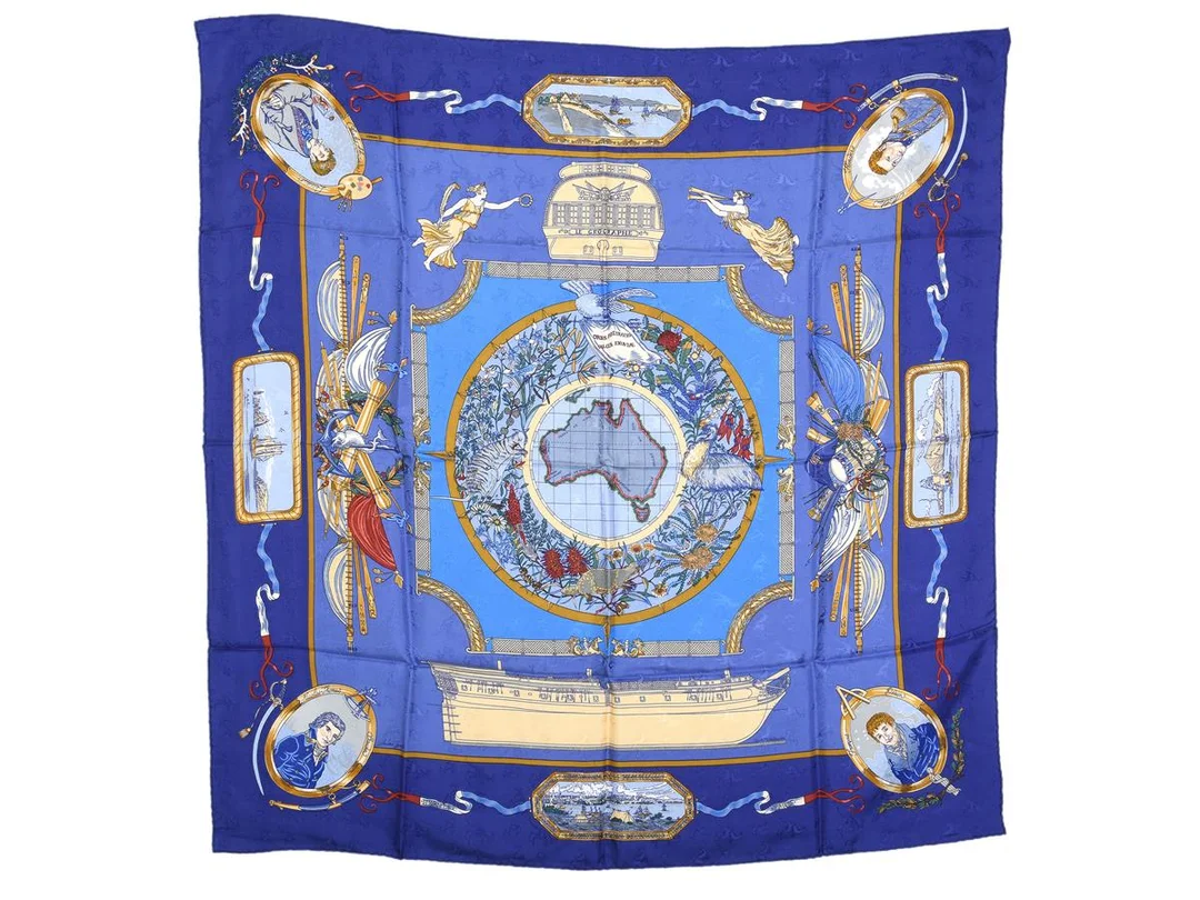 HERMÈS, SCARF, Le Geographe, Sandra Laroche, 100% siden, 90x90 cm, multifärgad, blå, gul, grön. Excellent Condition. — Accessoarer/Scarves — Kaplans