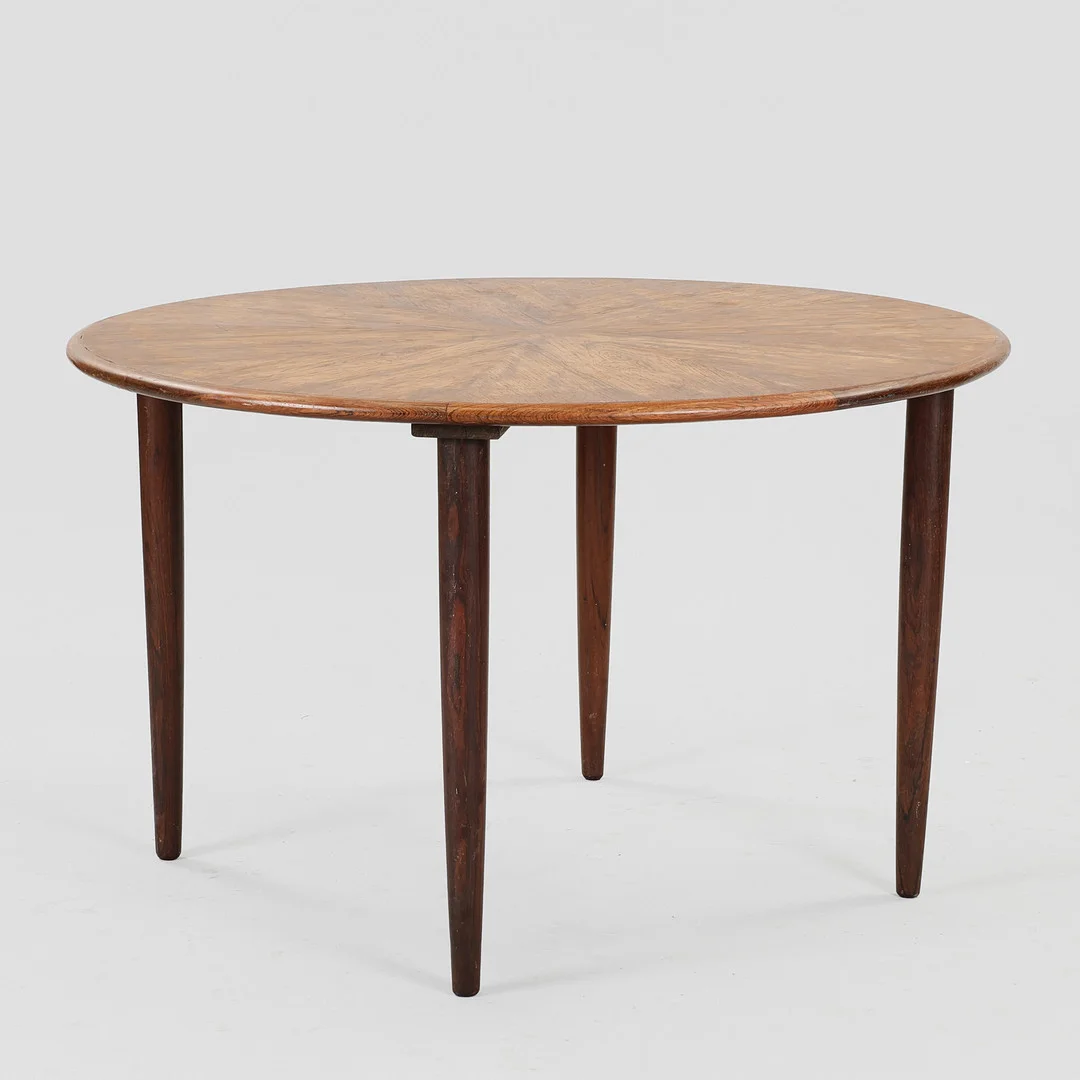 DANSK MØBELDESIGN. Cirkulært sofabord fineret med spejlskåret palisander, 1950/60'erne. — Coffee Tables — Palsgaard Kunstauktioner