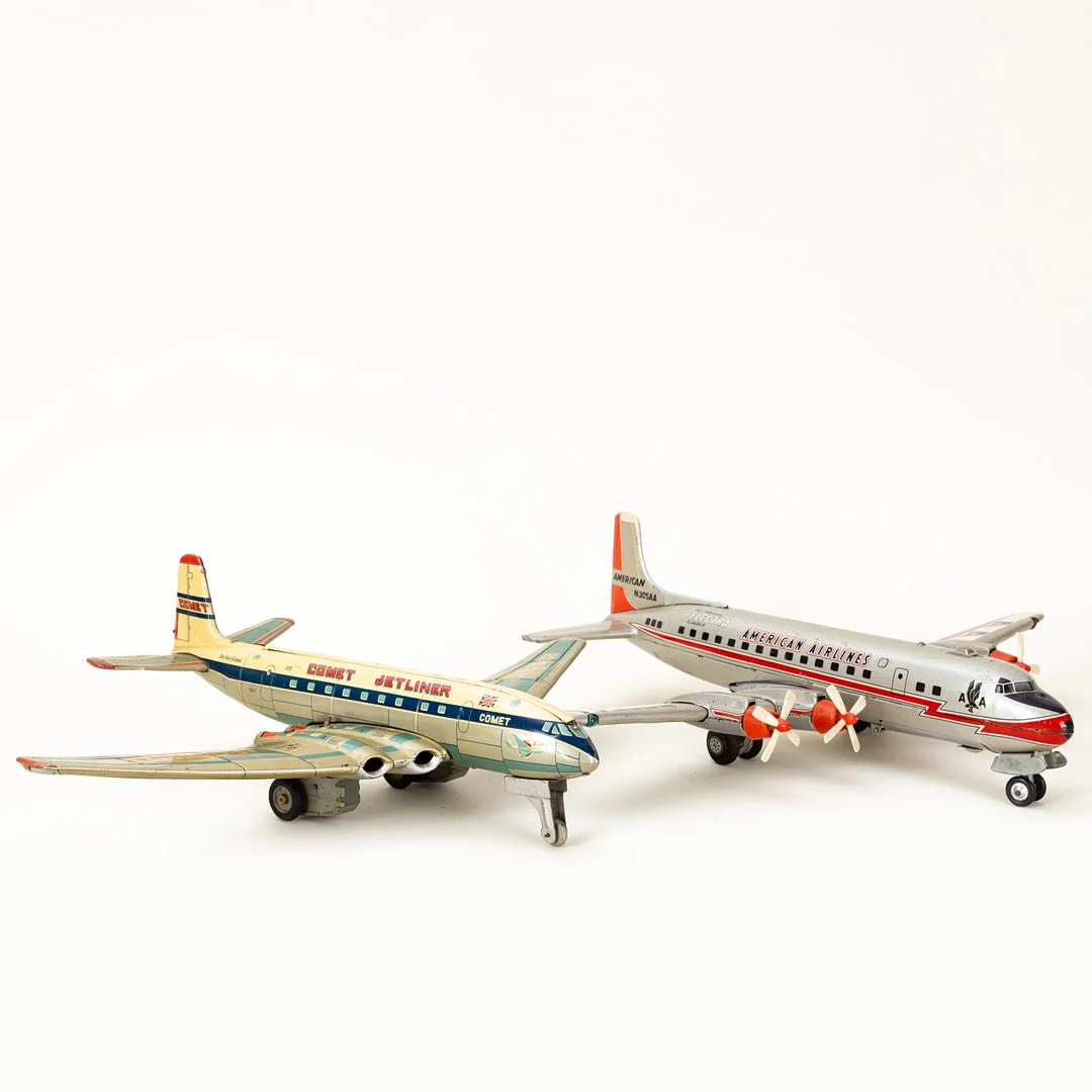Zwei Blechflugzeuge American Airlines und Comet Jetliner, 1950-1960er Jahre (2). — Toys — Stockholms Auktionsverk Hamburg