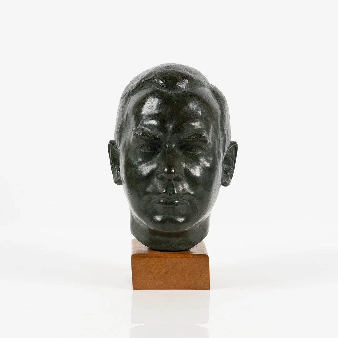 WILLIAM ZADIG (1884-1952). Skulptur, brons, omkring 1930, föreställande Anders Österling (1884-1981), signerad samt gjutarstämpel Cire Perdue Valsuani. — Sculptures & Bronzes — Stockholms Auktionsverk Helsingborg