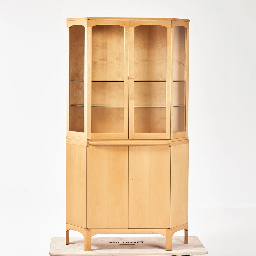 CARL MALMSTEN. "Undantaget", vitrinskåp, Åfors Möbelfabriks AB, fanérat i björk, formgivningår 1953. — Cupboards, Cabinets & Shelves — Stockholms Auktionsverk Magasin 5