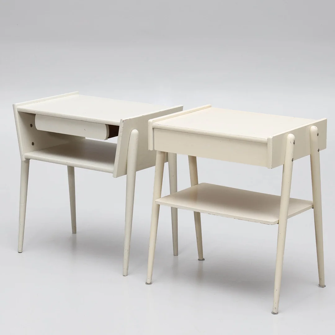 SÄNGBORD, 2 st, vitlackade, 1950/60-tal. — Tables — Auktionsmagasinet Vänersborg