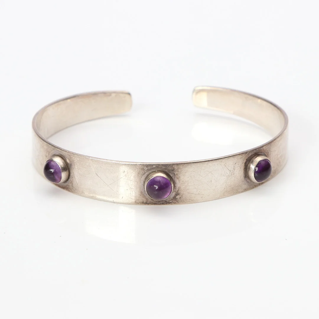 ARVO SAARELA, ARMBAND. Silver med cabochonslipade ametister, Enköping 1965. — Bracelets — Skånes Auktionsverk