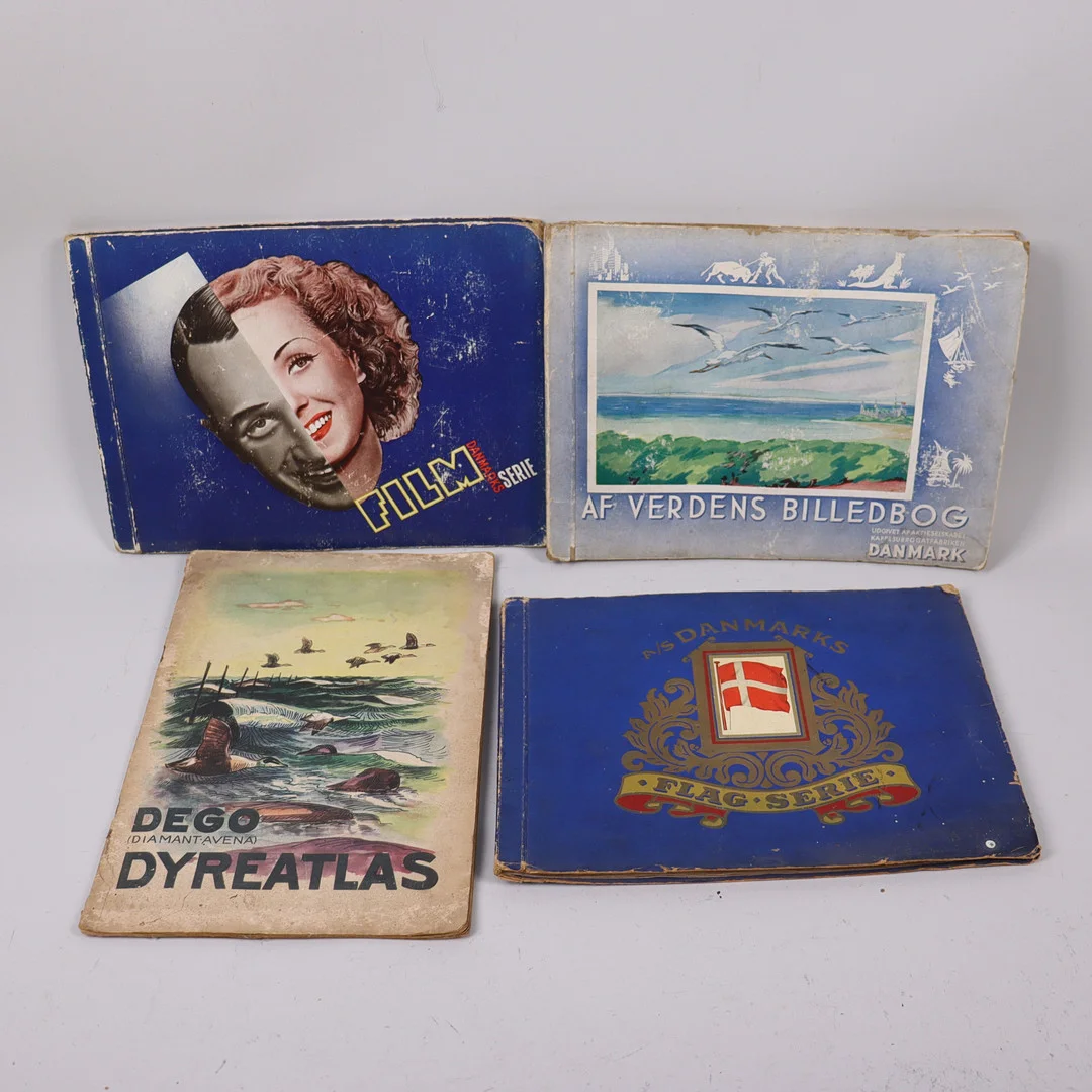 SAMLARBILDER, Danmarks Film Serie, Af Verdens Billedbog Danmark, Dego Dyreatlas, Danmarks Flag Serie, 4 st. — Collectible trading cards — Markus Auktioner