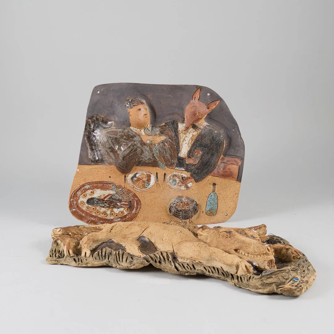 AMIE STÅLKRANTS. Skulpturer 2 st, Lergods, Signerade. — Sculptures & Bronzes — Metropol Auktioner