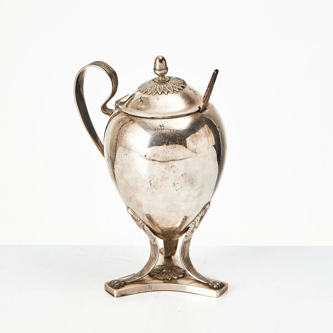 SENAPSKANNA med sked, silver, invändigt förgylld, oidentifierad mästare, märkt Stockholm, 1818. — Silver — Stockholms Auktionsverk Magasin 5