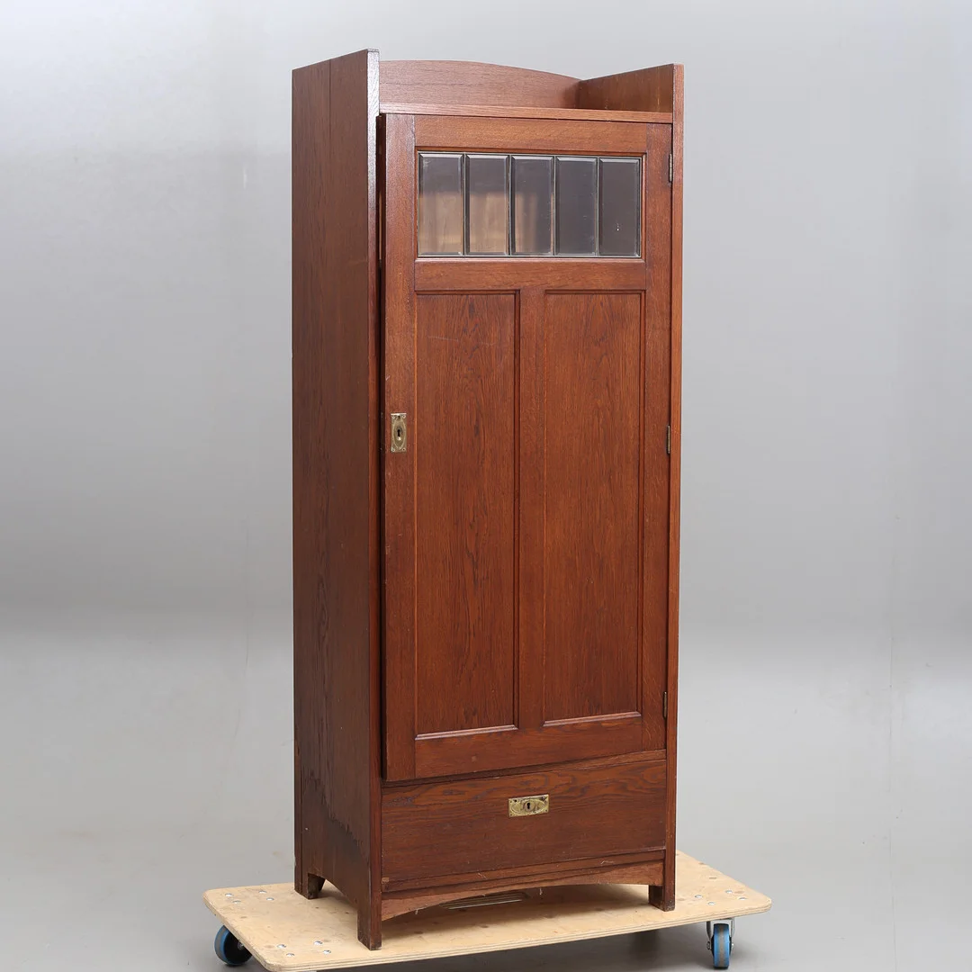KLÄDSKÅP/GARDEROB, senjugend, tidigt 1900-tal. — Cupboards, Cabinets & Shelves — Auktionshuset Thelin & Johansson