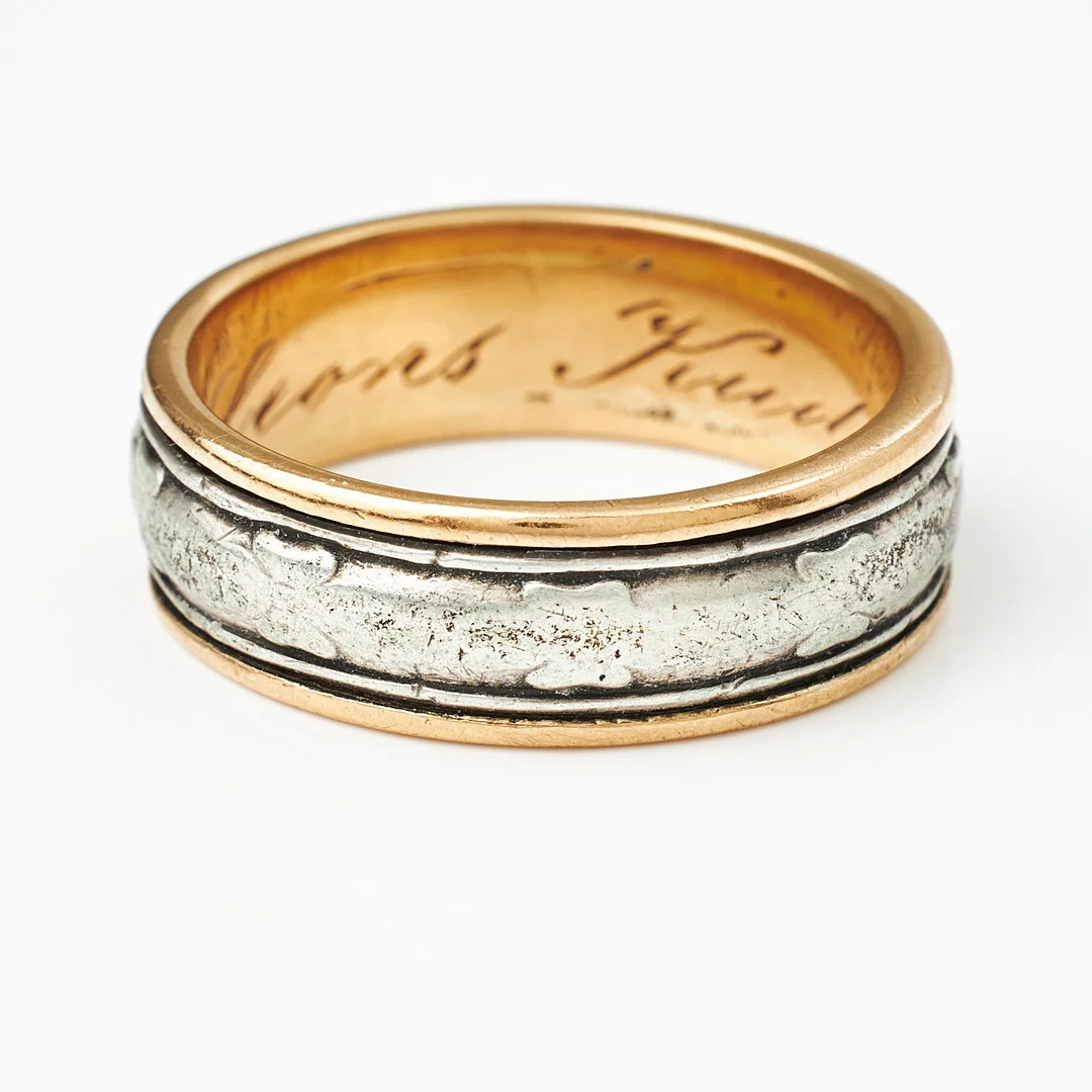 EXAMENSRING, 18 k guld och järn, Harry Hermansson AB, Stockholm 1955. — Rings — Stockholms Auktionsverk Magasin 5
