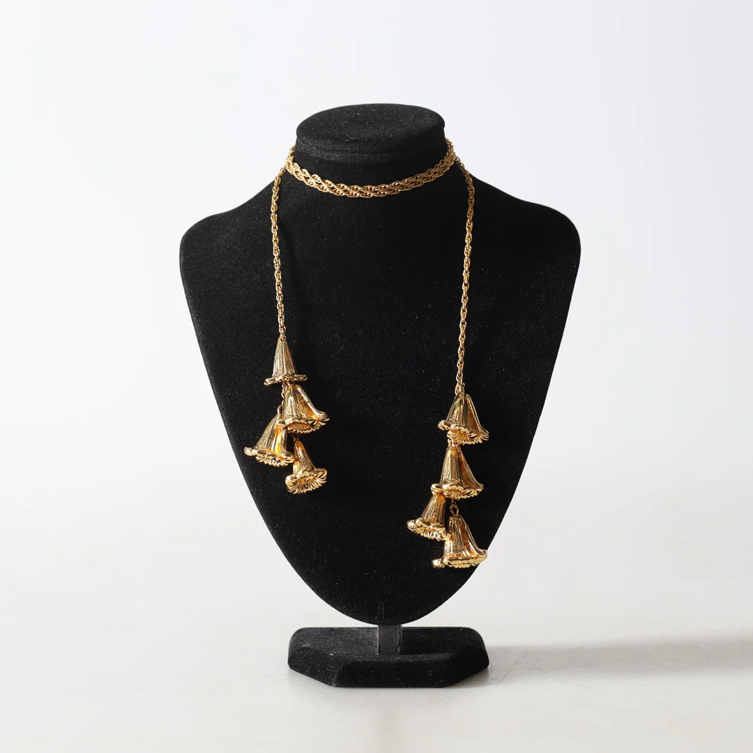 ESTRID ERICSON. TILLSKRIVEN. Collier, gulmetall, Firma Svenskt Tenn, Stockholm, 19/2000-tal. — Necklace — Gomér & Andersson Nyköping